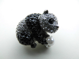 Broche panda met synthetische parel.