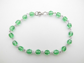 Zilveren licht groene kralen bracelet.