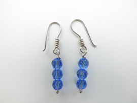 Zilveren blauwe kristal kralen oorbellen.