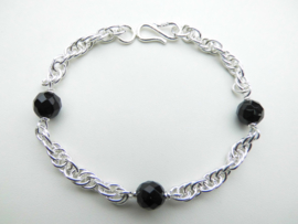 Zilveren tarate bracelet met zwarte kralen.