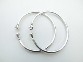 Zilveren power armbanden.