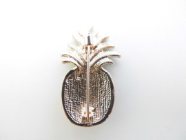 Broche ananas met pareltjes.