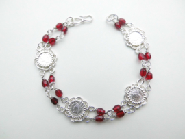 Zilveren muntjes-rode kralen bracelet.