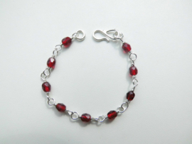 Zilveren rode kralen baby bracelet.