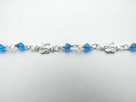 Zilveren baby mattenkloppertjes bracelet met blauwe kralen.