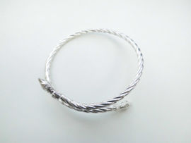 Zilveren roosknop armbanden.