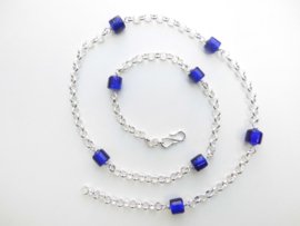 Zilveren lontai ketting met blauwe ingi boca kralen.
