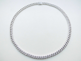 Zilveren cuban chain vol gezet met zirkonia steentjes.
