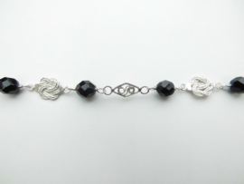Zilveren mattenklopper/payet zwarte kralen bracelet.