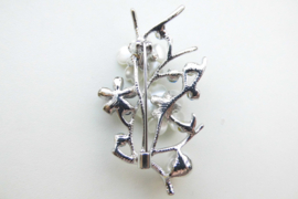 Broche blauw witte bloemen met synth. parel.