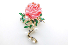 Broche pioenroos met synth. parels.