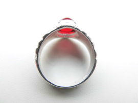 Zilveren rode steen piet-piet cachet ring.