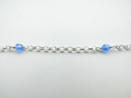 Zilveren baby lontai ketting met licht blauwe kralen.