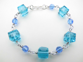 Zilveren blauwe kralen bracelet.