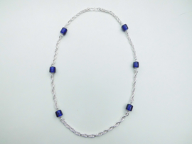 Zilveren tarate ketting met blauwe ingi boca kralen.