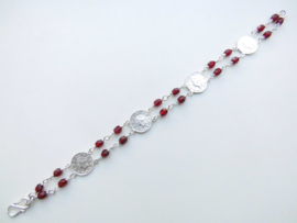 Zilveren Liberty muntjes rode kralen bracelet.
