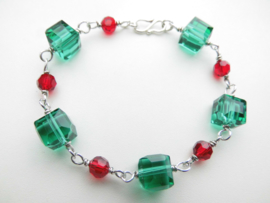 Zilveren groen-rode kralen bracelet.