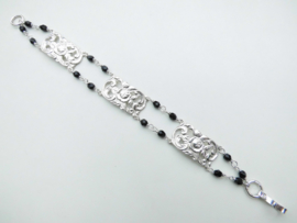 Zilveren zwarte kralen witte lotus bracelet.