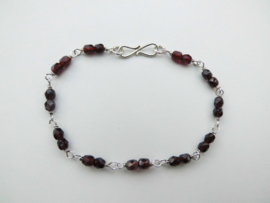 Zilveren bordeaux rode kralen bracelet.