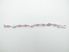 Zilveren mattenkloppertjes roze kralen baby bracelet.