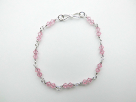 Zilveren licht roze kralen bracelet.