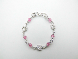 Zilveren mattenkloppertjes roze kralen baby bracelet.