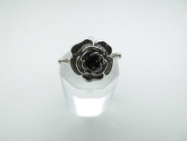 Zilveren roos ring met groen steentje.