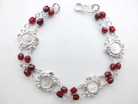 Zilveren muntjes-rode kralen bracelet.