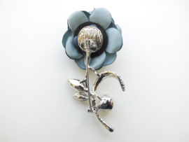 Broche licht blauwe bloem met synth. parel.