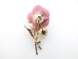 Broche roze bloem met synth. parel.