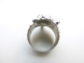 Zilveren leeuwenkop ring.