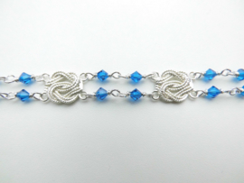 Zilveren mattenklopper blauwe kralen bracelet.