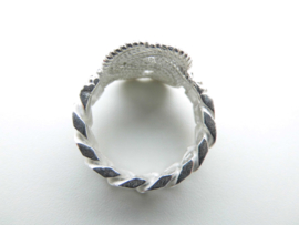 Zilveren mattenklopper ring met schakel scheen.