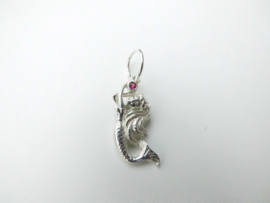 Zilveren zeemeermin hanger met rood steentje.
