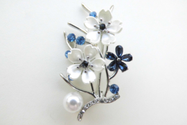 Broche blauw witte bloemen met synth. parel.