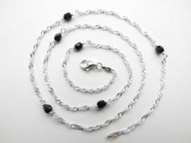 Zilveren zwarte kleuren kralen singapore ketting. (50 cm)