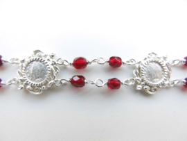 Zilveren muntjes-rode kralen bracelet.