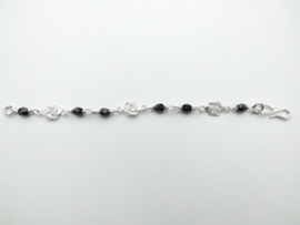 Zilveren mattenkloppertjes zwarte kralen baby bracelet.
