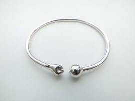 Zilveren vuist/bal armband.
