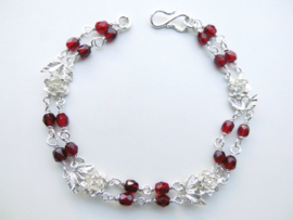 Zilveren roosjes rode kralen bracelet.