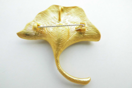 Broche goudkleurige Ginkgo blad.