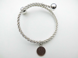 Zilveren gevlochten armband met halve cent hanger.