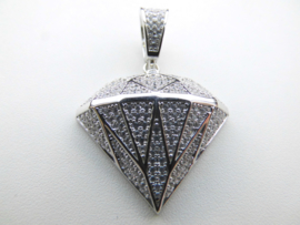 Zilveren diamant hanger met zirkonia steentjes.