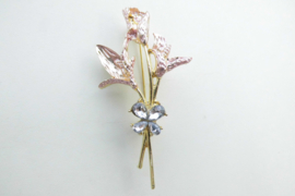 Broche licht roze bloemen met licht blauwe vlinder.