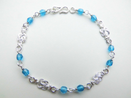 Zilveren mattenkloppertjes blauwe kralen bracelet.