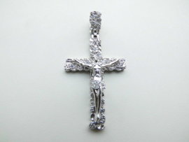 Zilveren kruis hanger met zirkonia steentjes.