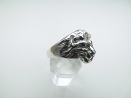 Zilveren leeuwenkop ring.