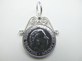 Zilveren Juliana 2,5 Gulden munt hanger met kroon.
