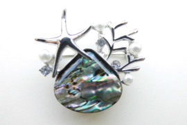 Broche zeester parelmoer met synth. parels.