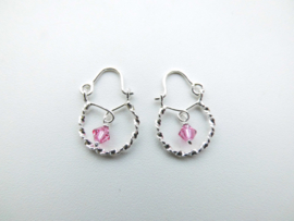 Zilveren baby oorbellen roze kraal.